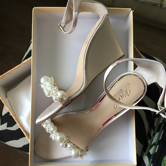 BADGLEY MISCHKA JEWEL Laurence Pearl Sandals in Champagne Satin Size 8.5 - Picture 2 of 8